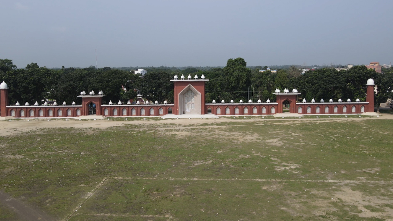 লক্ষাধিক মুসল্লির জন্য প্রস্তুত দিনাজপুরের গোর-এ-শহীদ বড় ময়দান